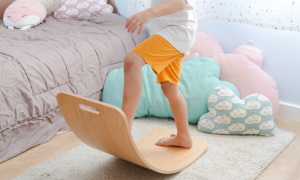 H σανίδα ισορροπίας Montessori είναι ένα πολυμορφικό παιχνίδι το οποίο ανήκει στην κατηγορία των παιχνιδιών «ανοιχτού τύπου». Αυτό σημαίνει πως δίνεται η ευκαιρία στους μικρούς μας φίλους να χρησιμοποιήσουν την σανίδα ελεύθερα, όπως θέλουν! Η λογική Montessori του επίπλου ενεργοποιεί τη φαντασία, τη δημιουργικότητα καθώς και την αυτονομία των παιδιών.